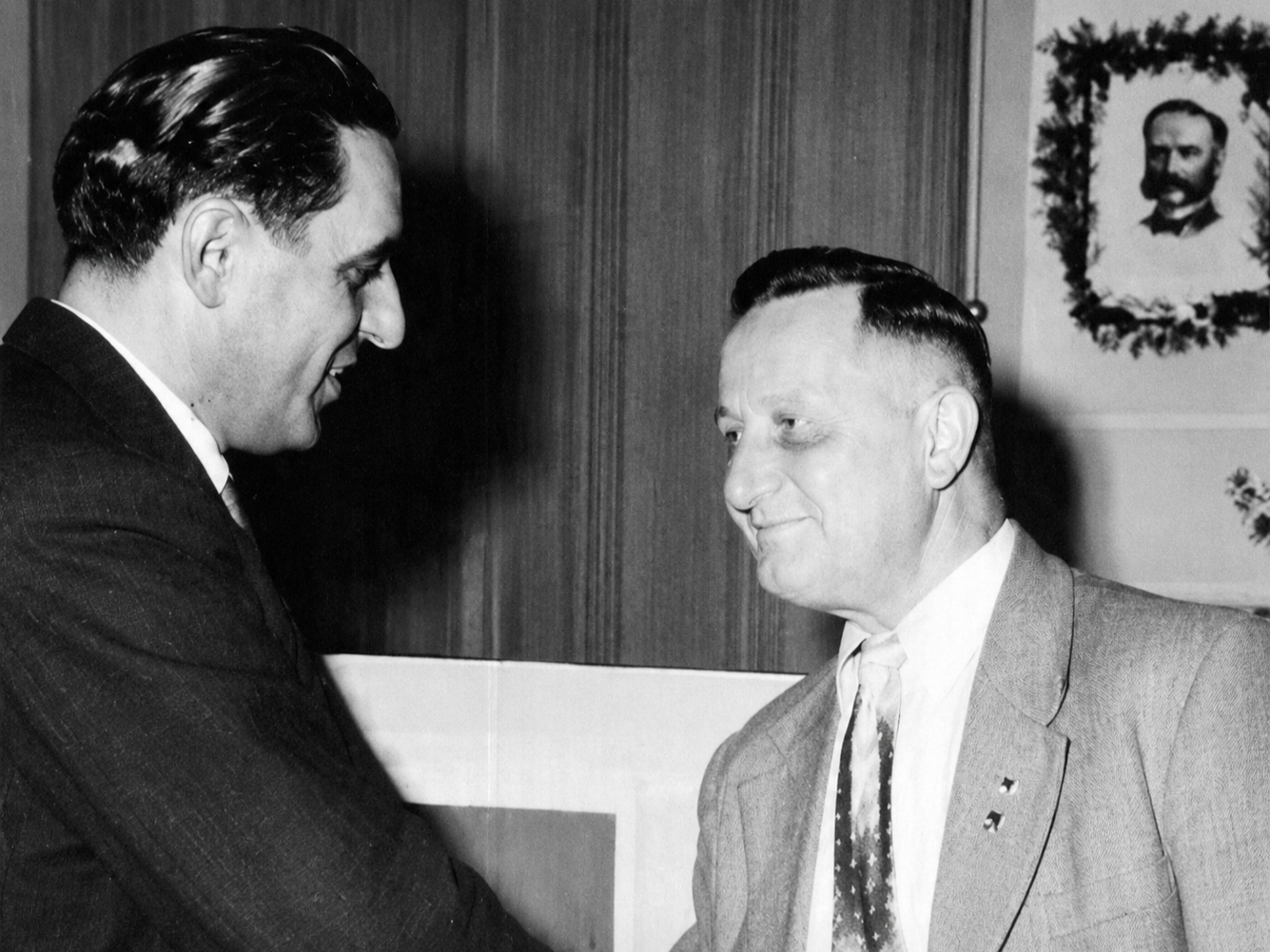 Paul Hertel (rechts), Gründer der Kulmbacher Wasserwacht, 1946