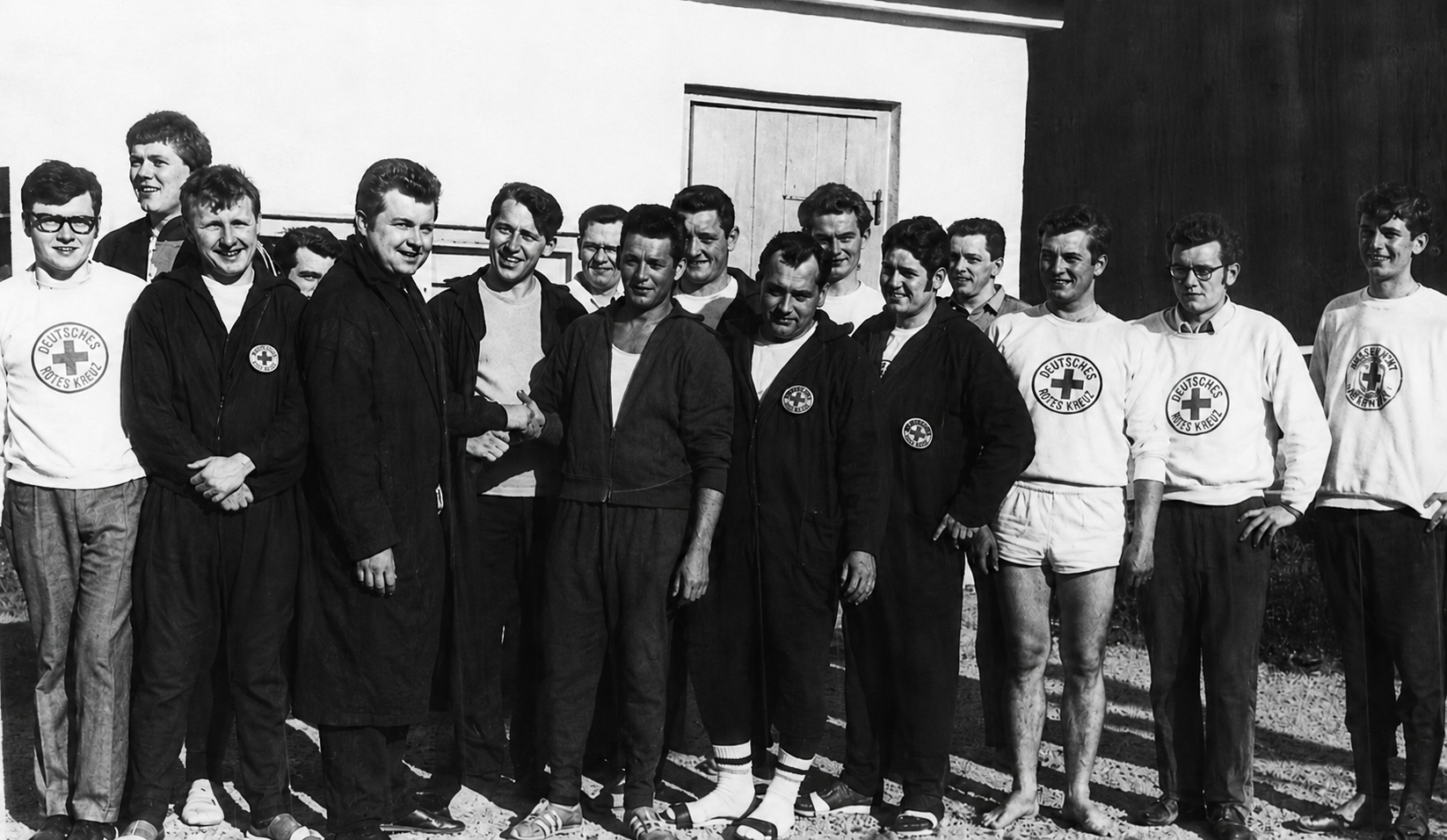 Aktive vor der Wachhütte im Freibad 1969